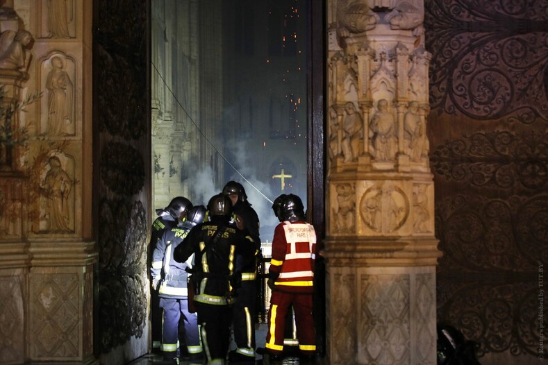Страшный пожар в Нотр-Дам-Де-Пари, Париж, Франция