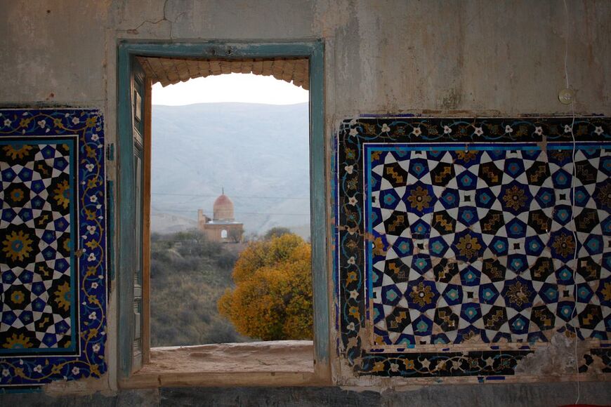 Вид из окна мечети Катта Лангар на мавзолей