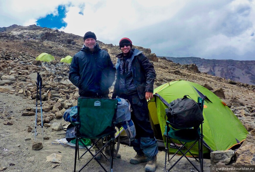 Предстоит холодная ночь и подъем на Килиманджаро