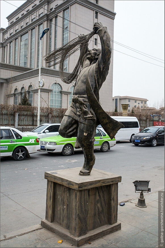Жизнь на перекрестке. Часть 2. Про статую Мао Цзэдуна, 12 мукамов и верблюжье молоко… Кашгария