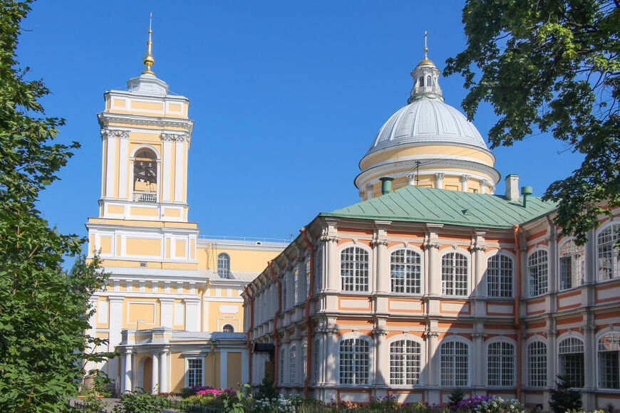 Феодоровский корпус на фоне Свято-Троицкого собора