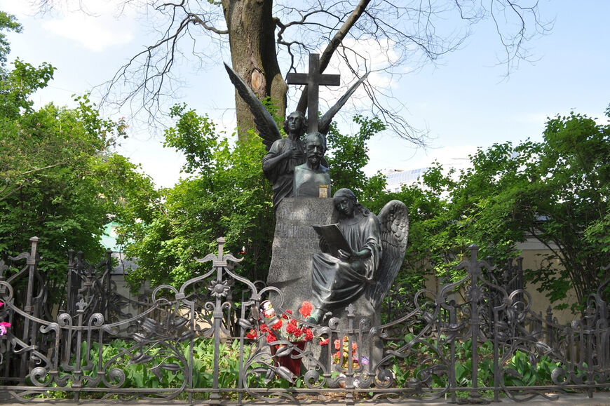 Памятник Чайковскому на Тихвинском кладбище