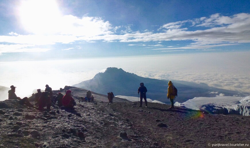На вершине Килиманджаро. Вдали вершина вулкана Мавензи