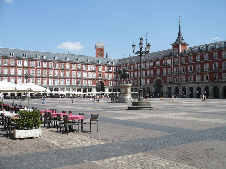 Площадь Пласа Майор (Plaza Mayor)