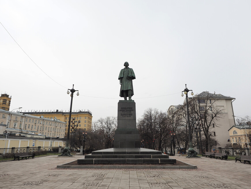 Прогулка в окрестностях «Дома Гоголя». К 210-летию самого загадочного русского писателя