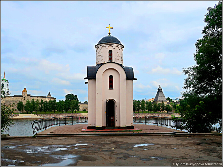Ольгинская часовня воссоздана в 2000 году на месте снесённой в 1960-е старой, установленной в начале 19-го века