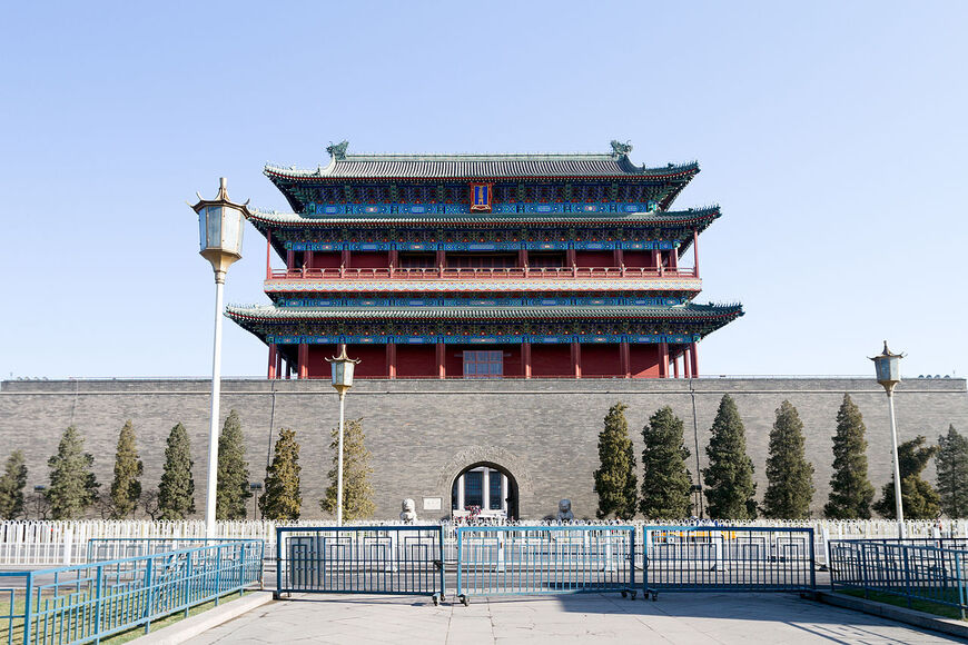Ворота Чжэнянмэнь рядом с мавзолеем