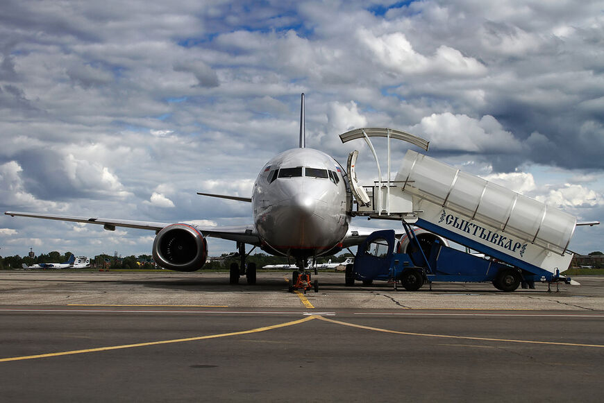Boeing 737—500 авиакомпании Nordavia на перроне аэропорта