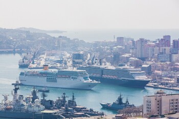 Два круизных лайнера впервые одновременно зашли в порт Владивостока