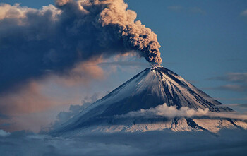 Ключевской вулкан на Камчатке выбросил столб пепла высотой 5.5 км 