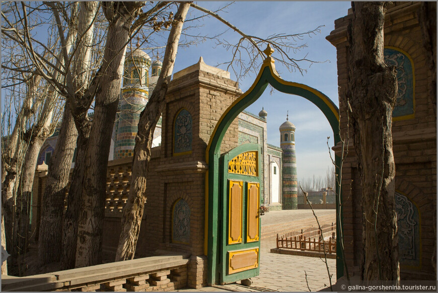 Жизнь на перекрестке. Часть 3. Пятничная молитва, сушеные змеи и голопопые дети… Кашгария