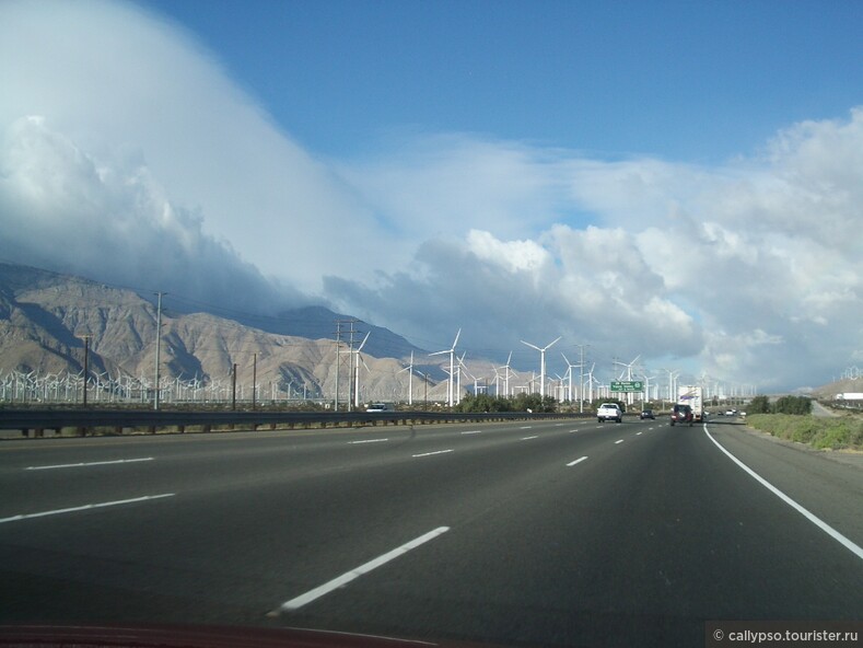 по дороге № 10 в Калифорнии, лес ветряков. Америка использует чистую энергию