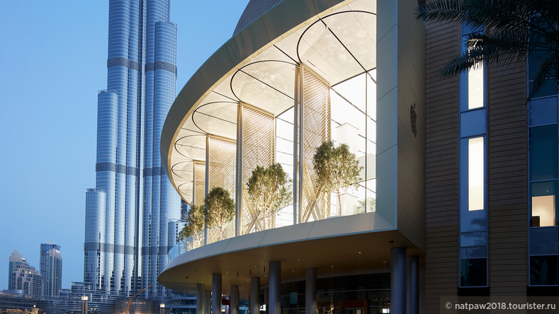 Изначально магазин был задуман как пространство, где люди могут встречаться, общаться, отдыхать. Точнее наверное назвать этот магазин, торговый центр, его архитектура: 57-ми метровый фасад и балкон позволяют наблюдать небоскреб Бурдж Халифа и знаменитый фонтан Дубая.