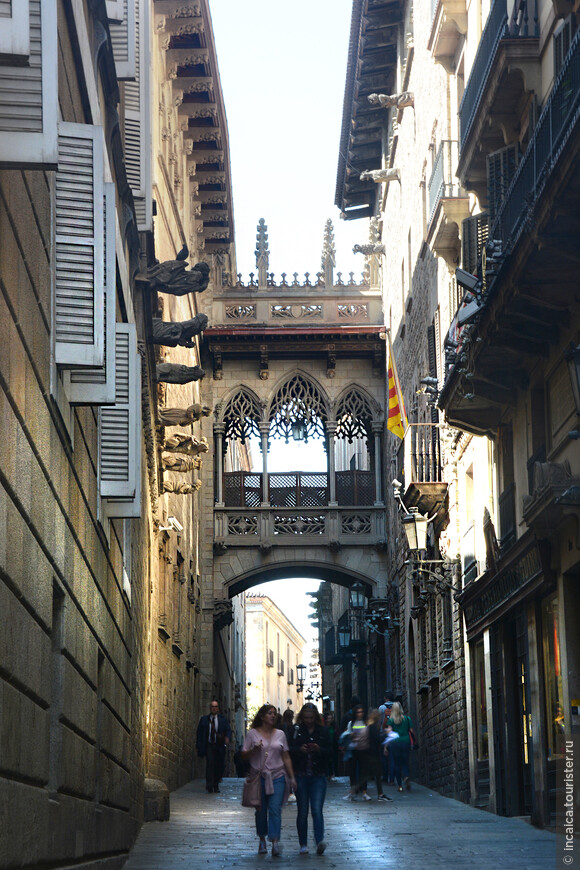 Готический мост на улице Бисбе, Барселона. Очень популярное место среди туристов.
