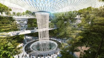 В аэропорту Сингапура открылся самый высокий в мире крытый водопад