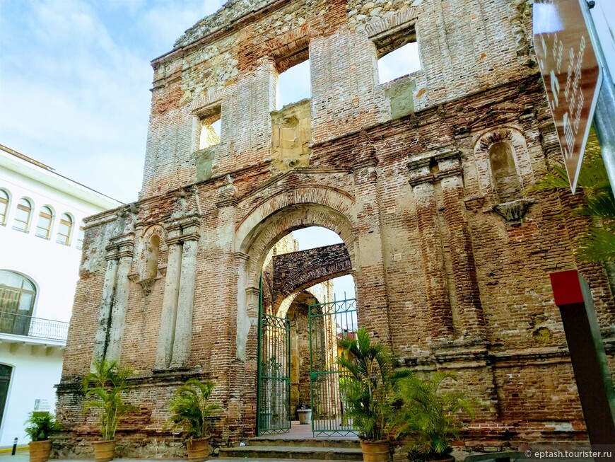 Развалины иезуитского монастыря. 