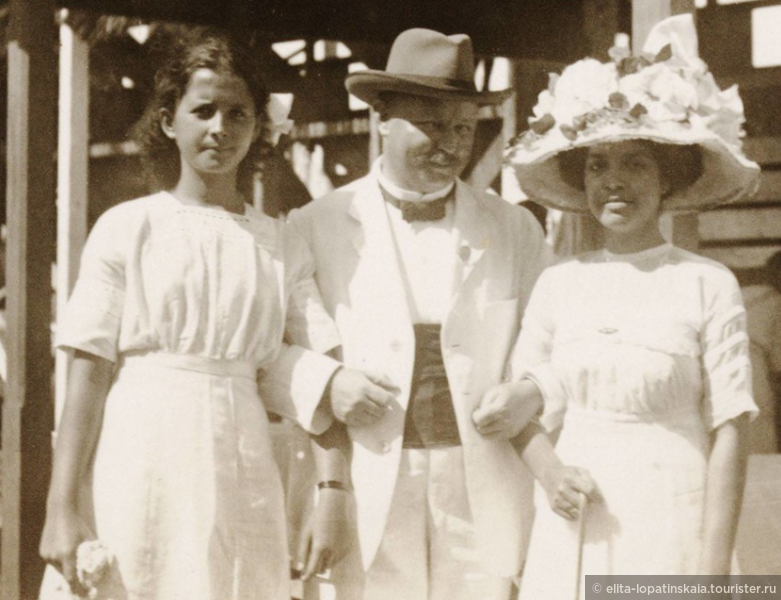 Aggie Grey слева. Апия, 27 июля 1912 года.
Фотография из архива Tagata Pasifica (www.thecoconet.tv).