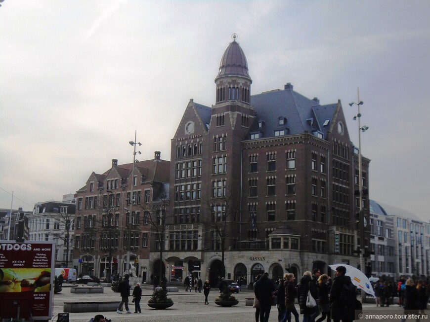 Площадь Дам, на которой стоит Королевский дворец, тоже здание XVII века.