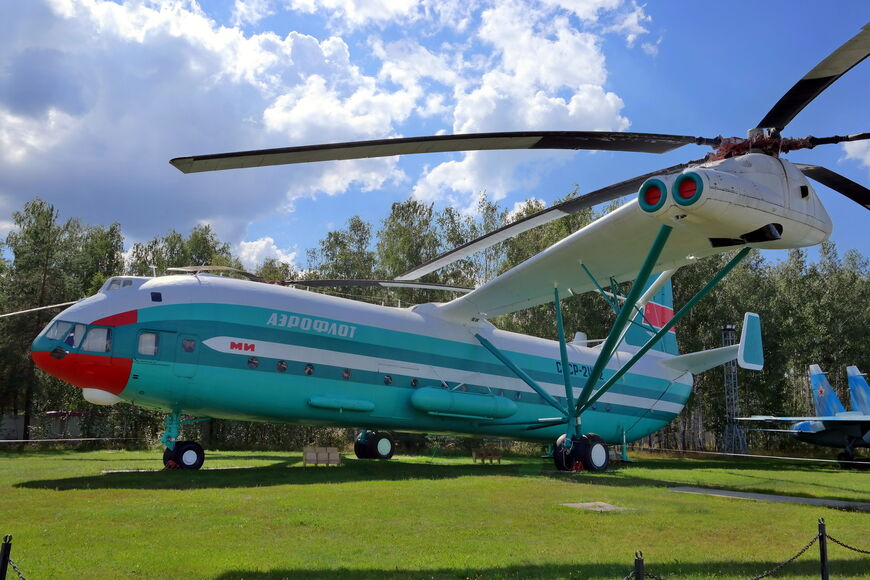 Тяжелый транспортный вертолет Ми-12