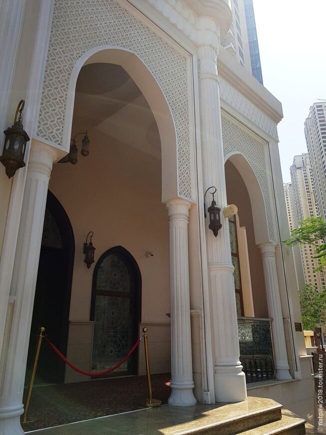 В  незатейливой архитектуре городской мечети можно увидеть орнаменты с  восьмиконечными  звездами. 