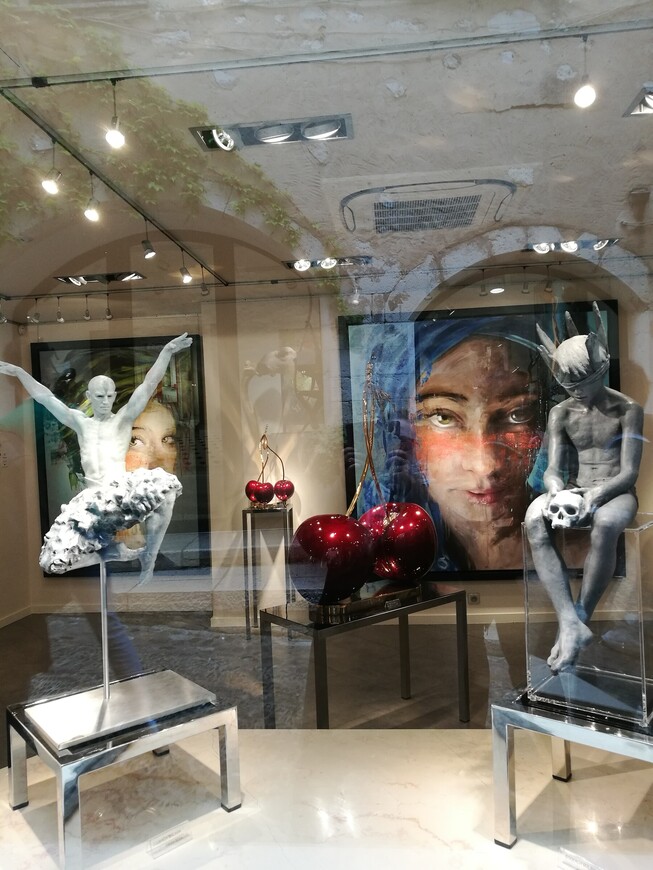 Сент-Поль-де-Ванс, витрина одной из многочисленных арт-галерей