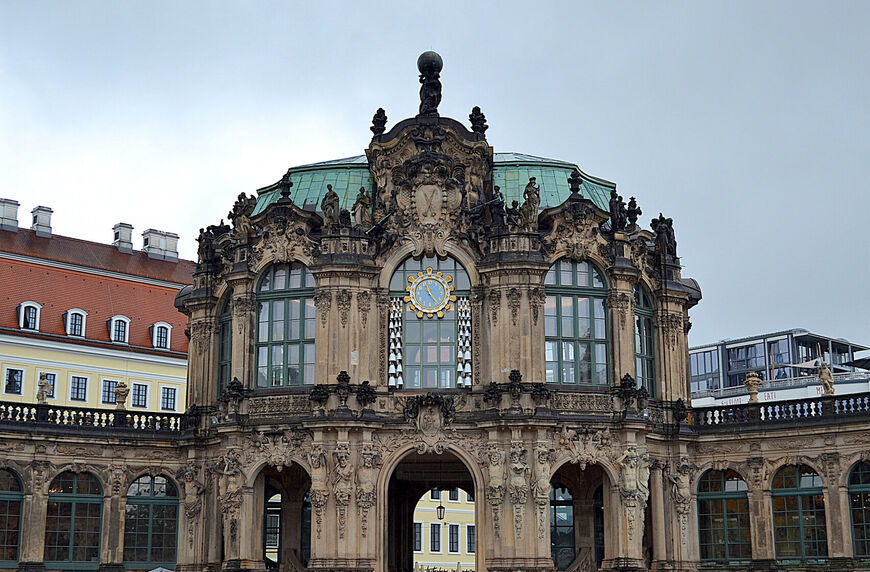 Часы из фарфора на фасаде дворца Цвингер, где расположен музей