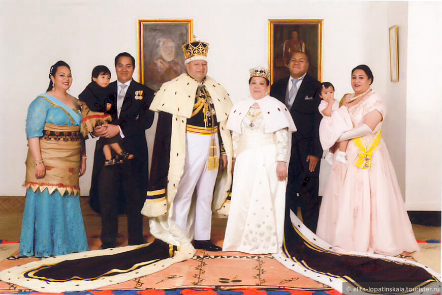 Король и Королева Тонга с членами королевской семьи  (www.royalpalace.to)