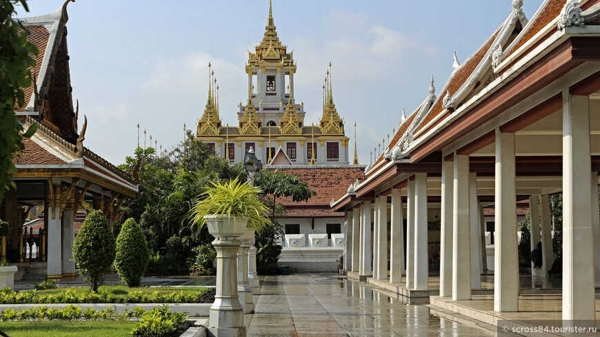 Железный замок в Бангкоке (Loha Prasat)