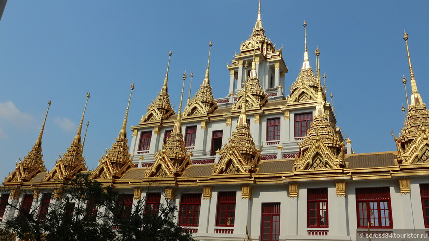 Железный замок в Бангкоке (Loha Prasat)