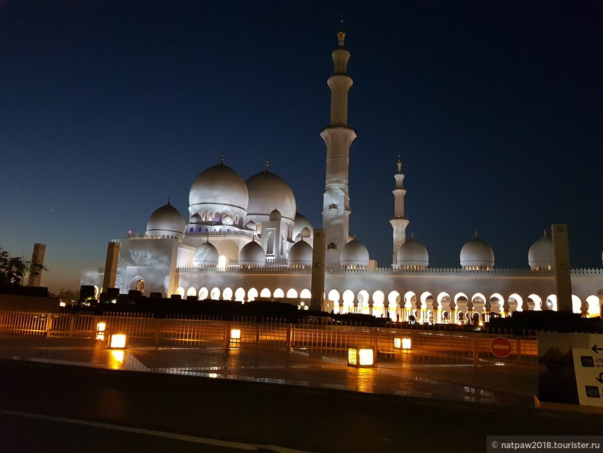 В вечернее и ночное время главная святыня мусульман ОАЭ приобретает просто сказочный вид. 