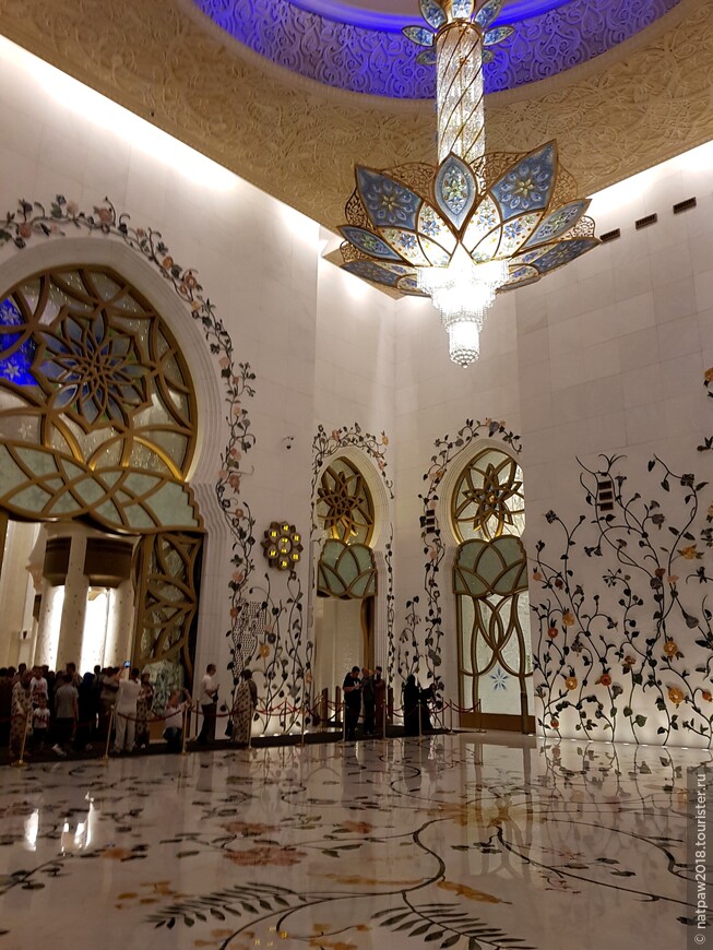 Молитвенный зал, в котором располагается стена Кибла, на которой изображены 99 качеств Аллаха.