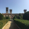 Тоскана, старинные башни аббатства Пассиньяно на фоне сада,
экскурсии по Тоскане и винно-гастрономические туры с частным индивидуальным гидом на русском языке