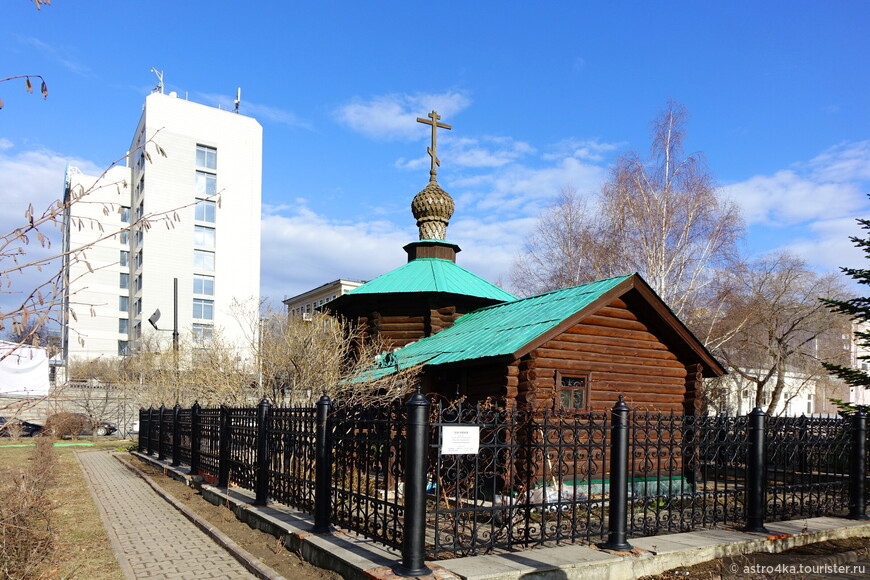 Часовня в честь великомученицы Елизаветы Федоровны, построенная на 10 лет ранее, чем Храм-на-крови.