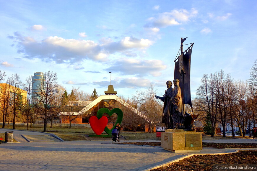 Памятник Петру и Февронии установлен летом 2012 года ко Дню святых князя и княгини, который отмечается 8 июля.