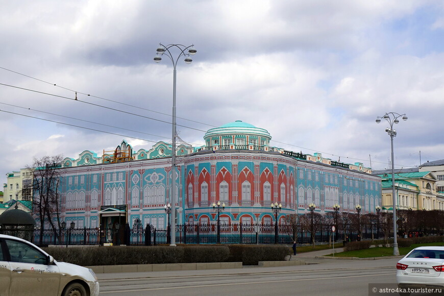 Самый красивый дом в городе - Севастьянова, был закрыт на реконструкцию, но баннер сделали симпатичной копией фасада.