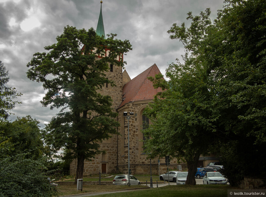 Трехнефная зальная церковь стала в 1619 протестантской для церковной общины окрестных сорбских деревень.