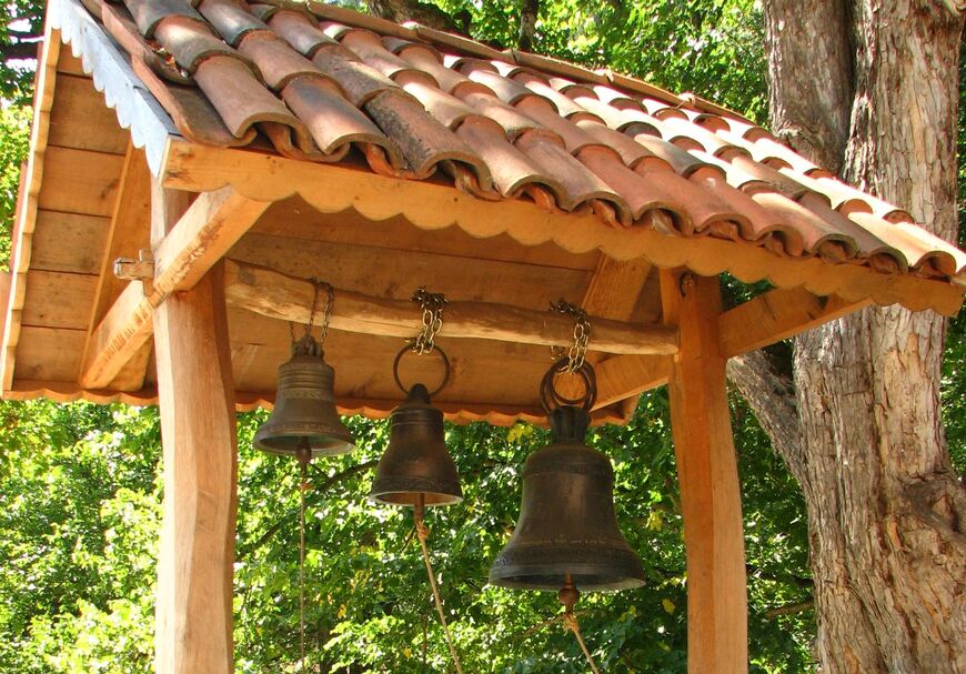 Звонница рядом с храмом Тимотесубани 