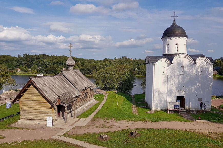 Церковь Дмитрия Солунского (слева) и церковь святого Георгия (справа)