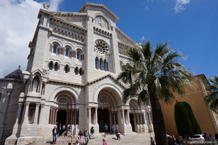 Главный Собор Монако, место бракосочетания века между простой девушкой и князем, служит семейной усыпальницей Гримальди.