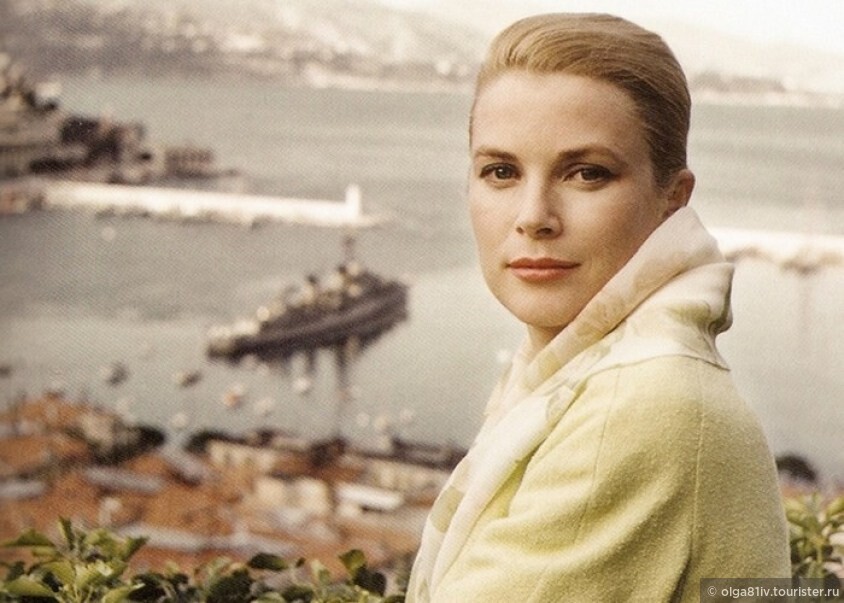 Прекрасная и недоступная с невыразимо грустным взглядом, такой запечатлена княгиня Монако на фоне своих владений.