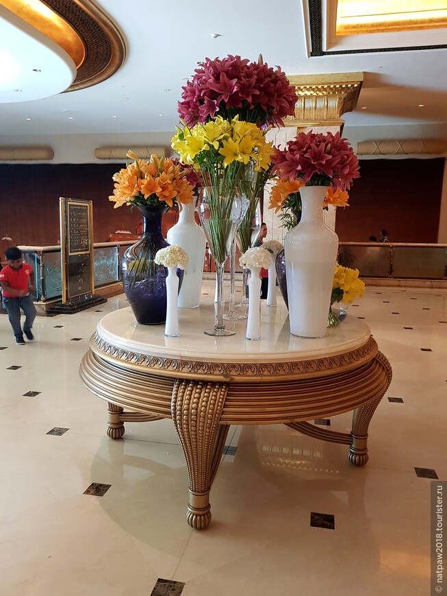 Холл украшен красивыми цветочными композициями.