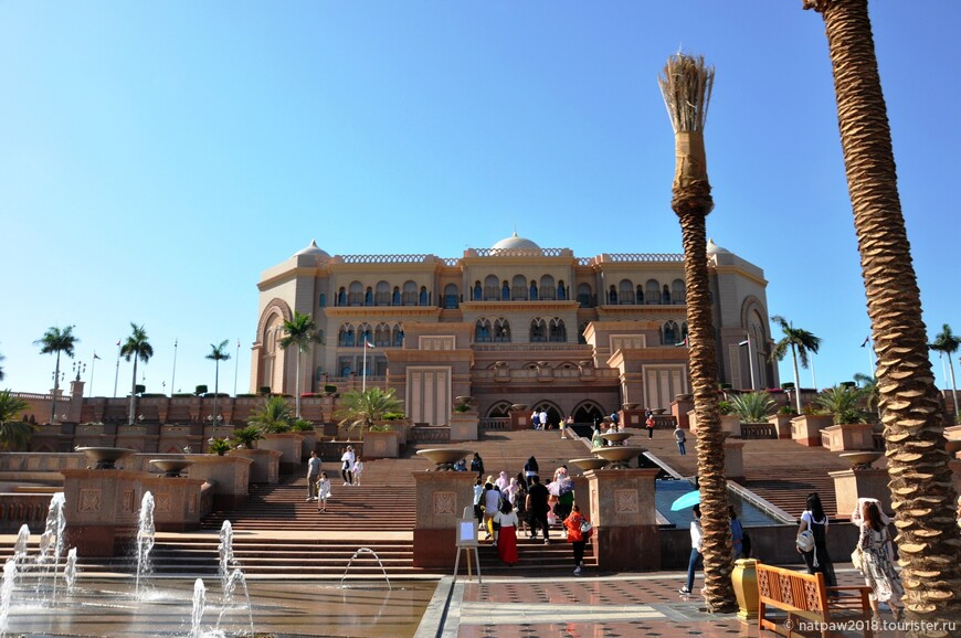 Парадный вход в Emirates Palace очень похож  на древнеиндийские дворцы махараджей.