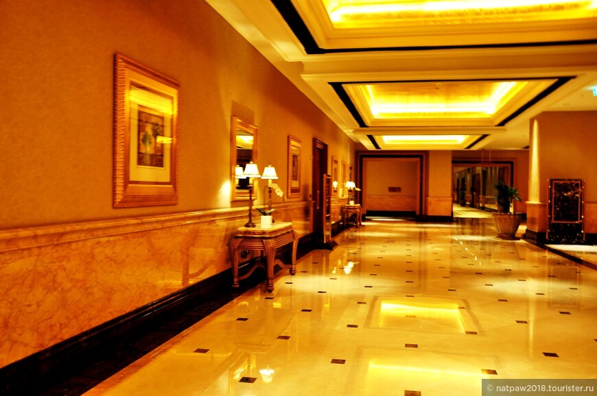 Роскошный холл роскошного отеля.