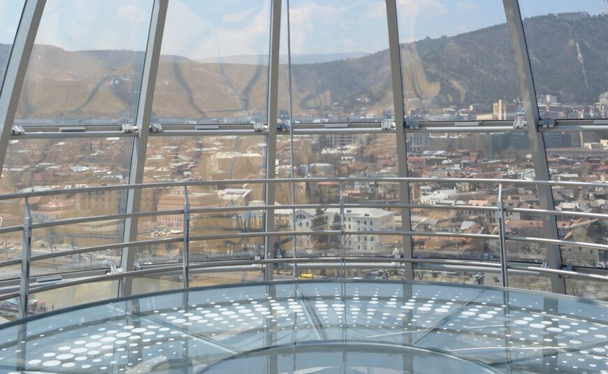 Вид на Тбилиси с верхней площадки купола