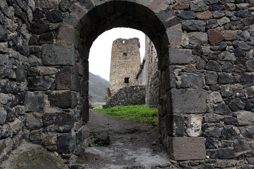 Вид на восточную башню крепости Хертвиси из её центральной части