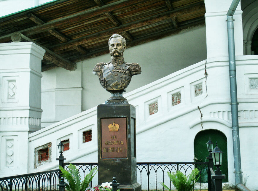 Памятник в честь 400-летия дома Романовых