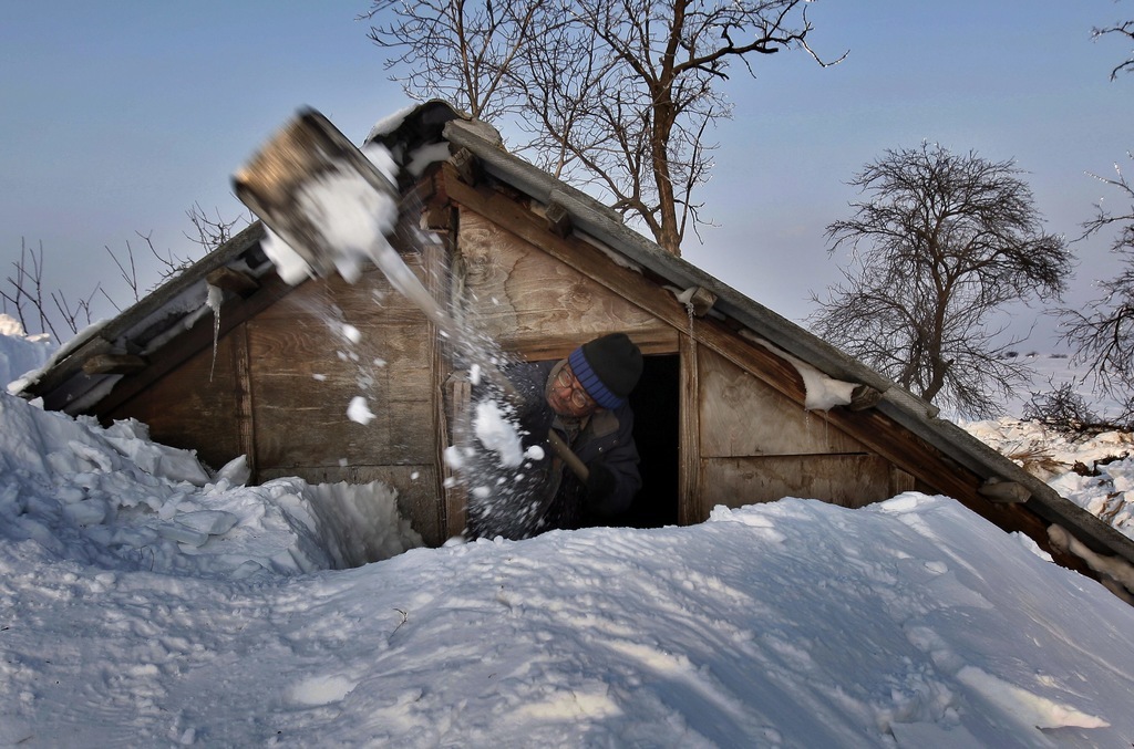 Заваленные снегом дома. Занесенная снегом избушка. Деревня в снегу. Снег по крышу. Дом занесло снегом.