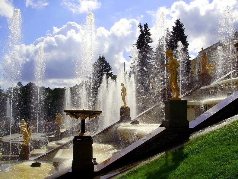 Петергоф к лету готов: торжественное открытие фонтанов в Питере