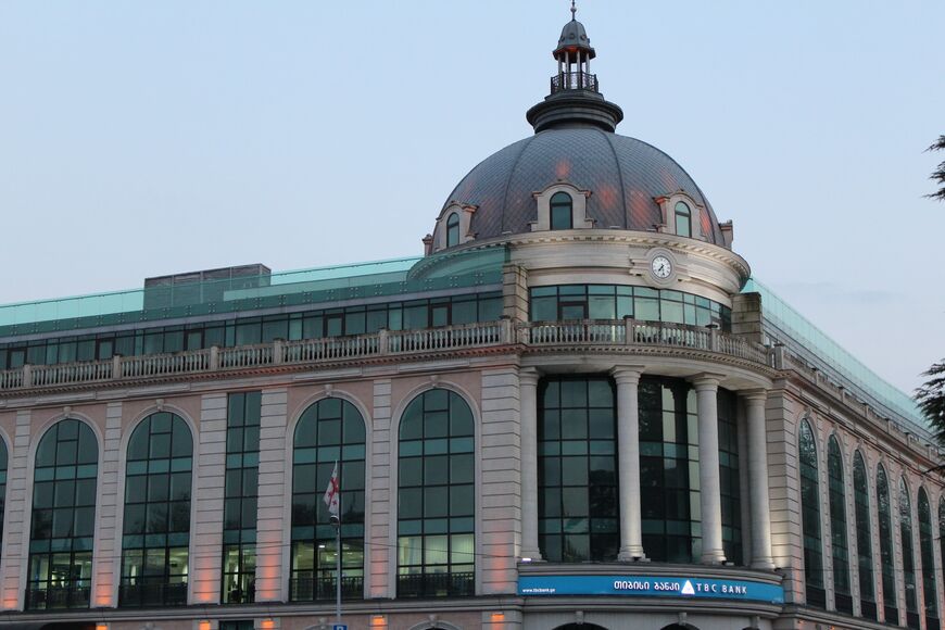 Здание банка на площади Давида Строителя