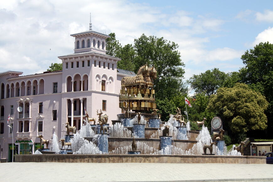 Колхидский фонтан расположен в самом центре площади